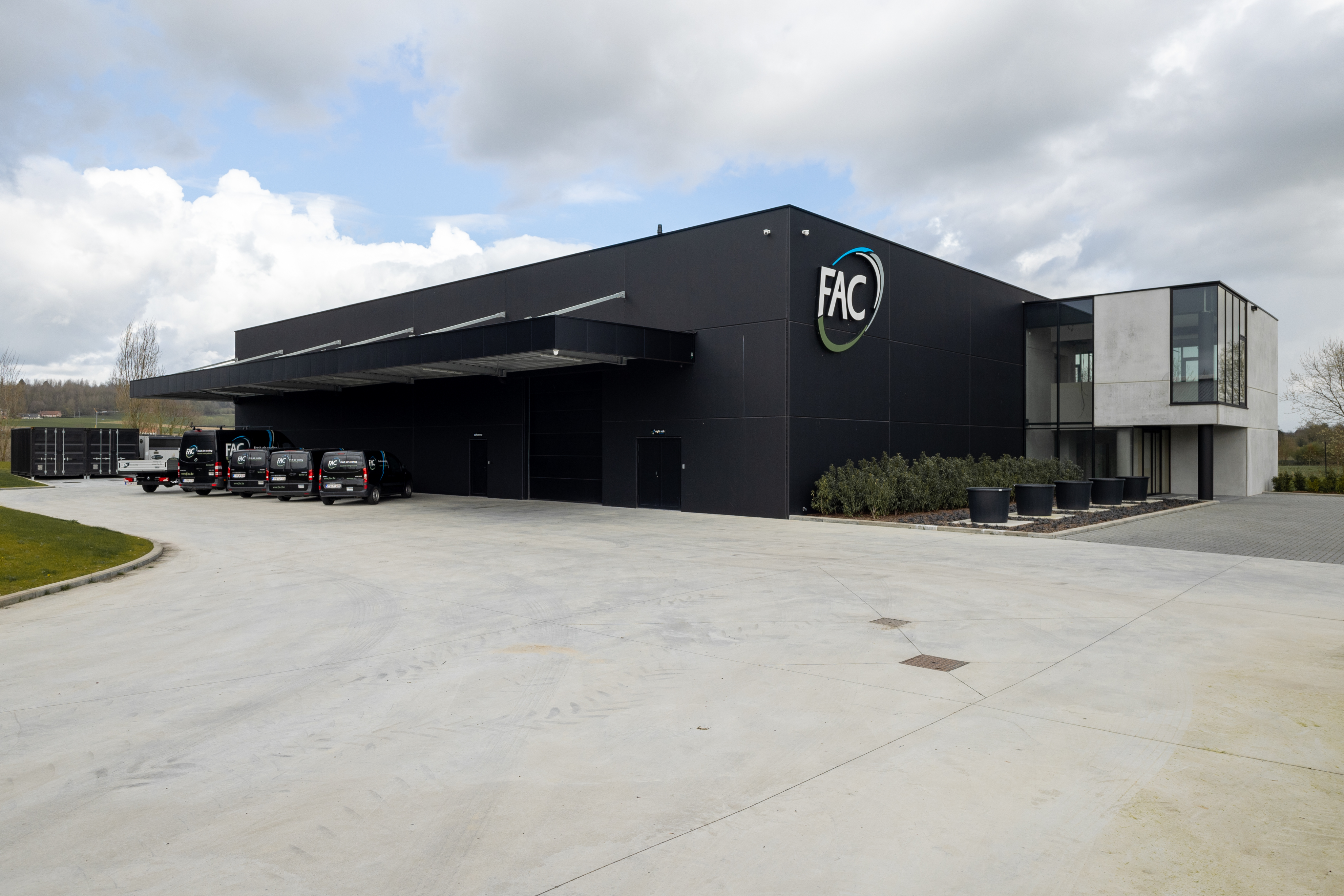 FAC industriële koeling — gebouw en merkbeeld