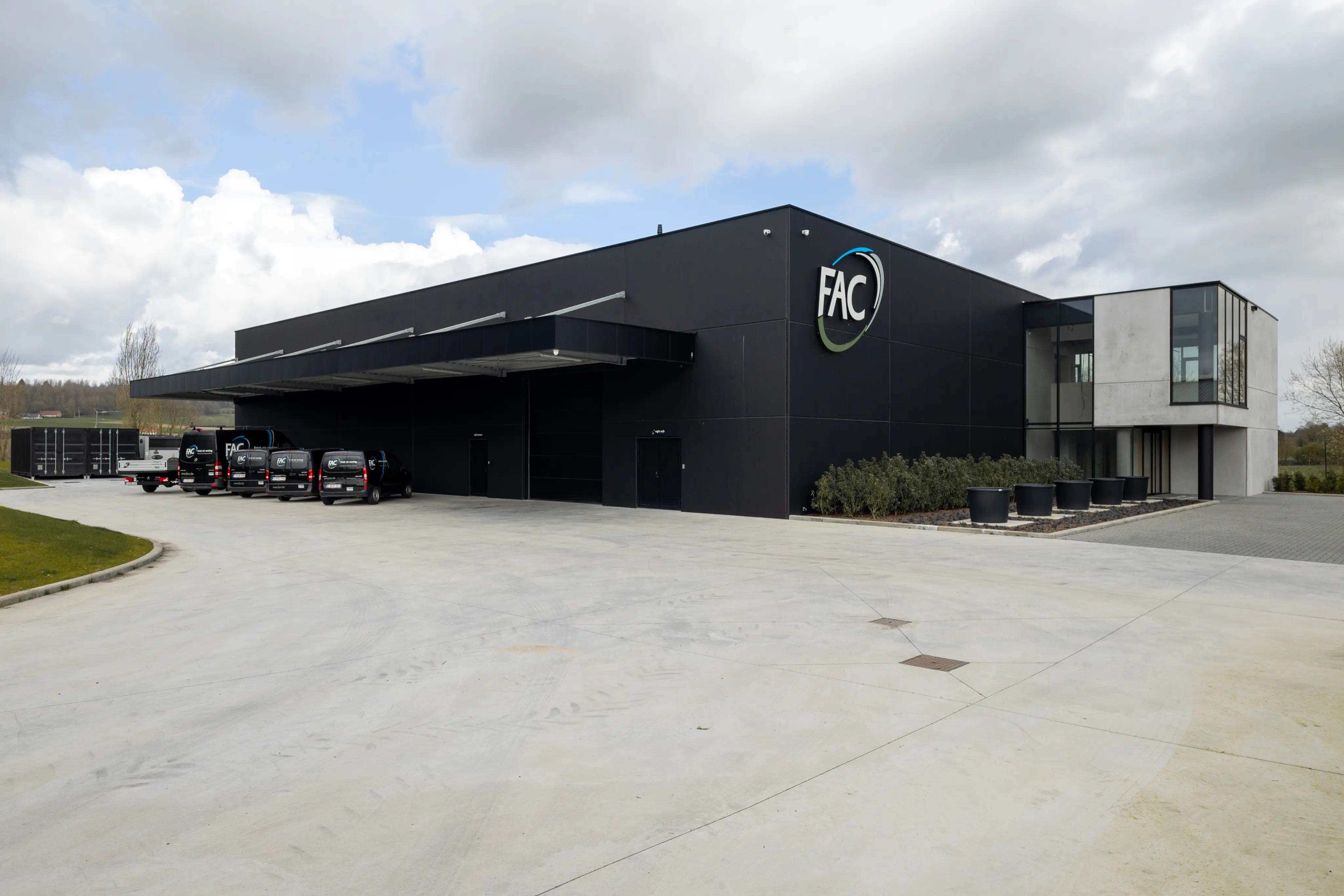 FAC industriële koeling — gebouw en merkbeeld